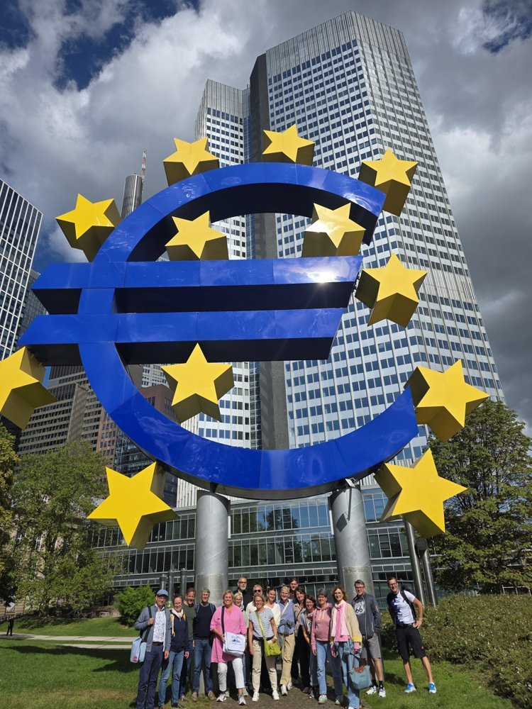 Melanie mit Reisegruppe am Euro-Zeichen