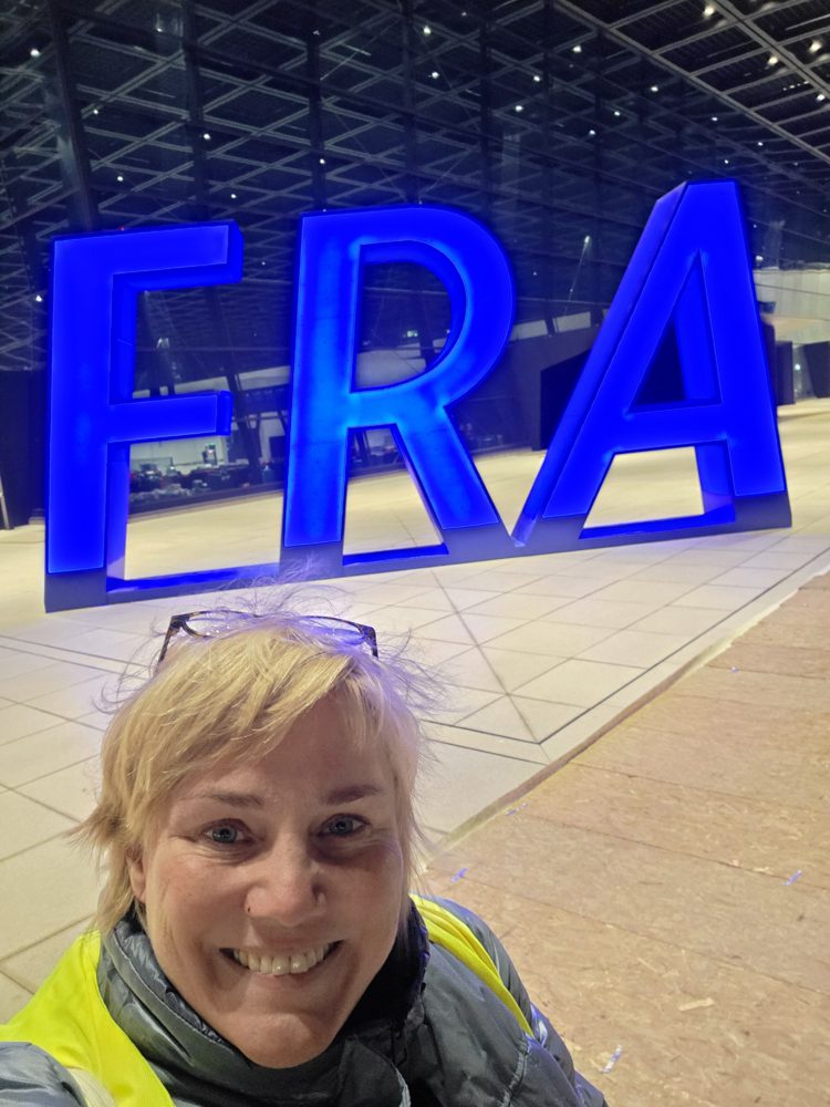 Melanie am Flughafen Frankfurt