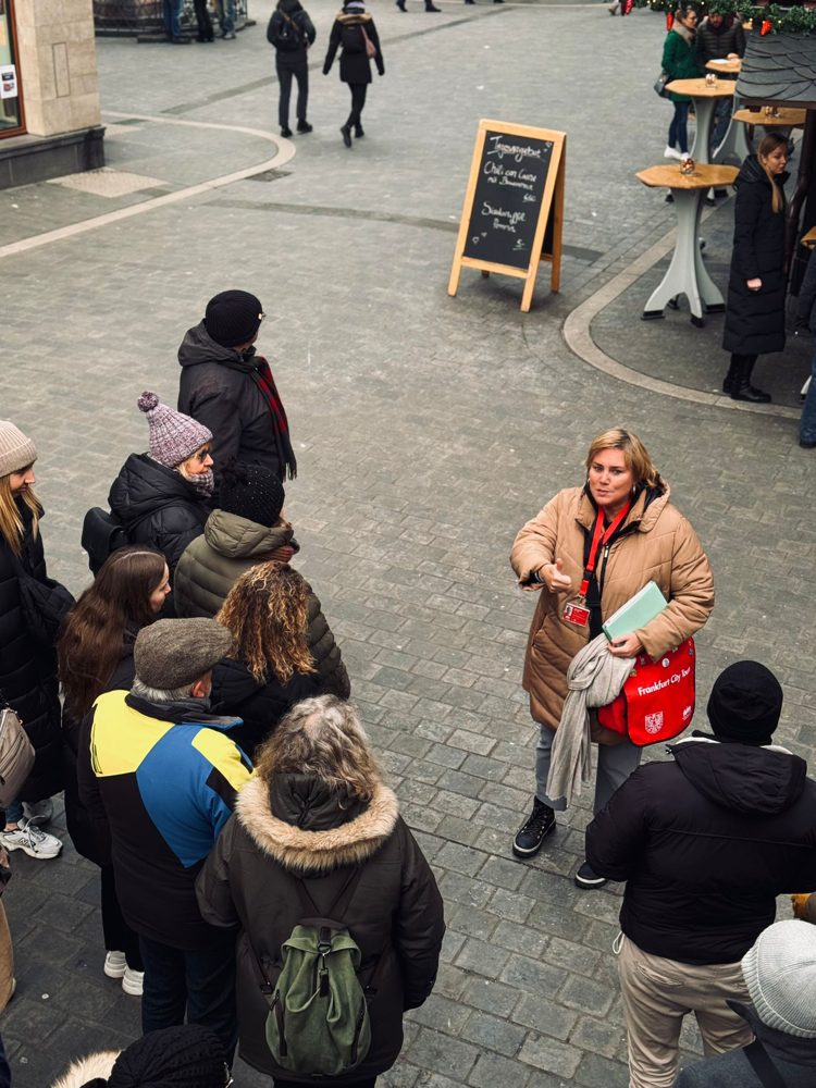 Melanie während einer Führung in der neuen Altstadt