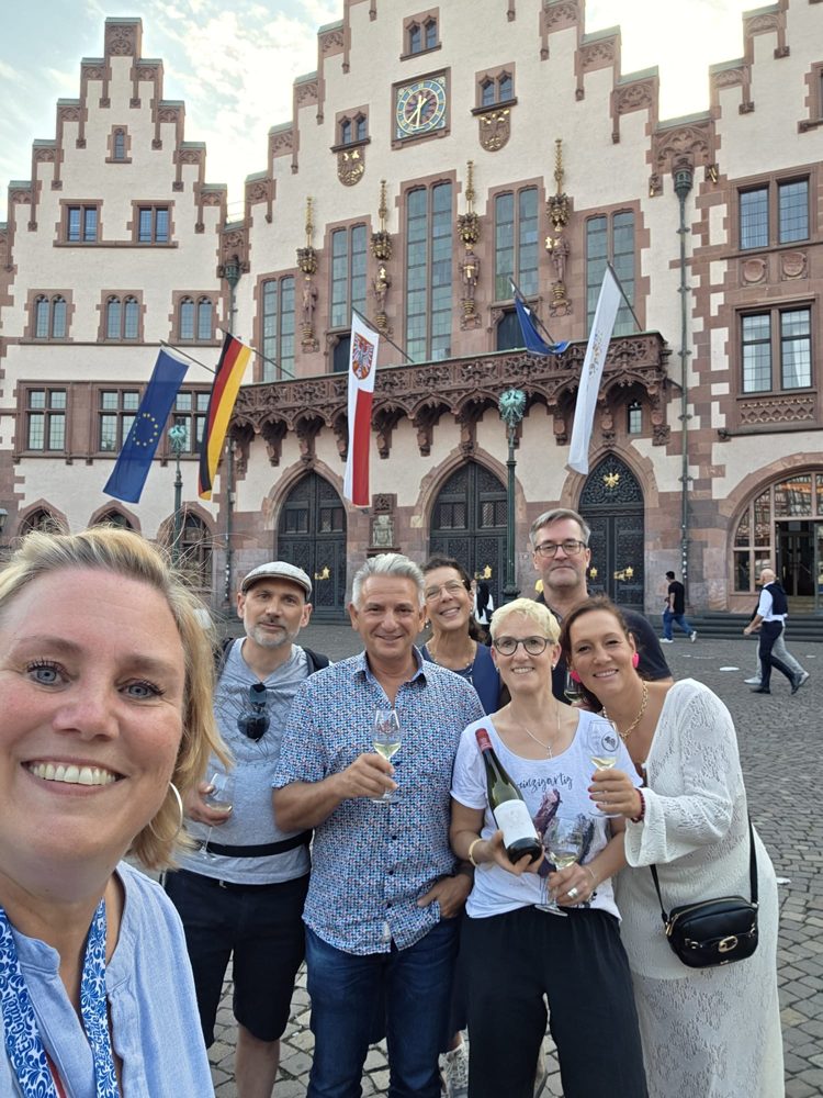 Melanie mit Gästen vor dem Römer