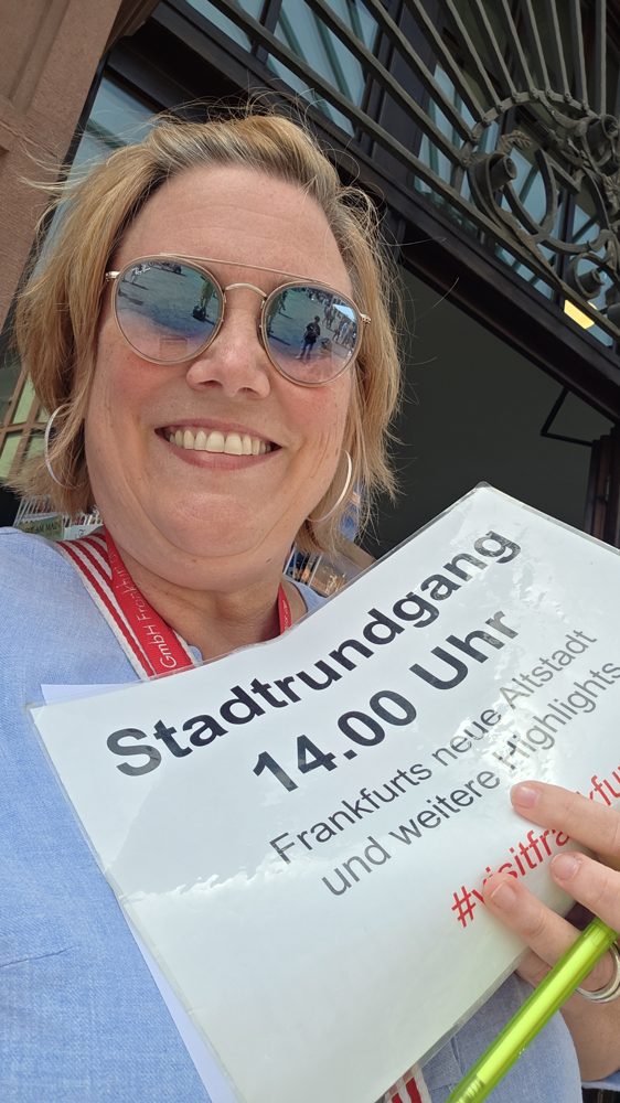 Melanie mit Schild Stadtrundgang 14 Uhr